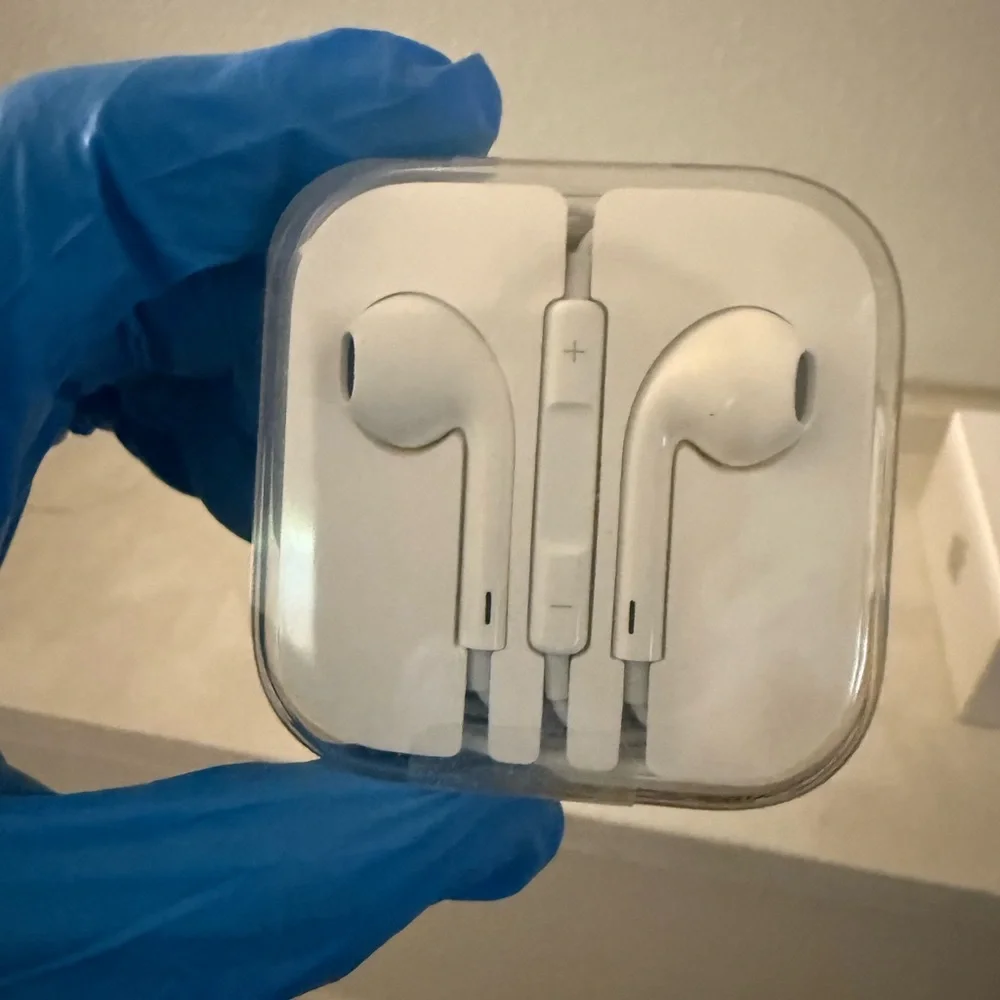 Brand new IPhone 5 White Wired Earbuds with Remote